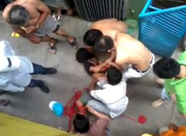 Người dân truy hô, bao vây bắt được tên trộm giữa trưa. Người dân truy hô, bao vây bắt được tên trộm giữa trưa.