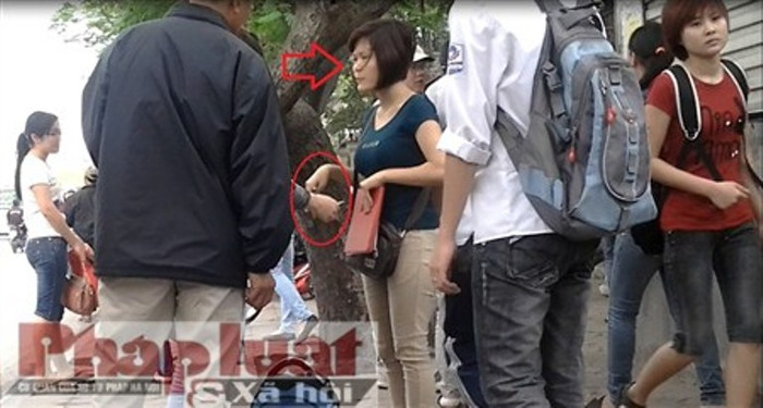 PV đứng gần, nghe rõ ả "mặt nhọn" dọa: "Mày ký rồi, thích quỵt à, thích ăn tát à?" Ảnh: Quang Khởi PV đứng gần, nghe rõ ả "mặt nhọn" dọa: "Mày ký rồi, thích quỵt à, thích ăn tát à?" Ảnh: Quang Khởi