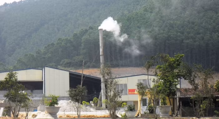 Nhà máy xử lí rác thải tại phường Bắc Sơn, TP.Uông Bí đang hằng ngày bốc mùi, phát tán ruồi muỗi ảnh hưởng đến cuộc sống của người dân quanh đây. Nhà máy xử lí rác thải tại phường Bắc Sơn, TP.Uông Bí đang hằng ngày bốc mùi, phát tán ruồi muỗi ảnh hưởng đến cuộc sống của người dân quanh đây.