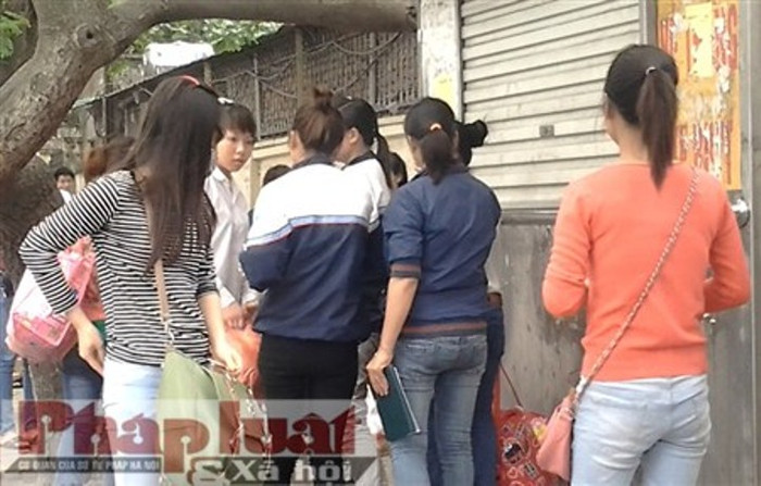 Em gái áo trắng xin xỏ vì không mang theo tiền, liền bị một lũ bao vây dọa đánh Ảnh: Quang Khởi Em gái áo trắng xin xỏ vì không mang theo tiền, liền bị một lũ bao vây dọa đánh Ảnh: Quang Khởi