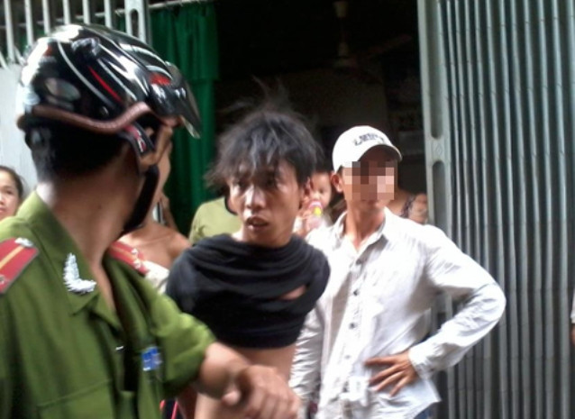 Tên trộm bị giải về đồn. Tên trộm bị giải về đồn.