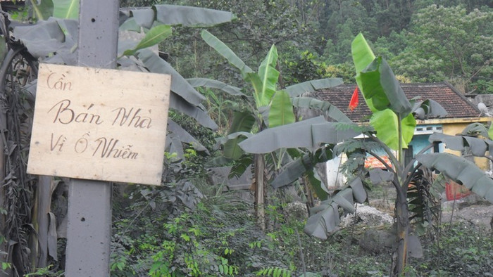 Các hộ dân gần khu vực nhà máy xử lí rác thải Bắc Sơn đồng loạt treo biển bán nhà vì ô nhiễm (ảnh Viết Cường) Các hộ dân gần khu vực nhà máy xử lí rác thải Bắc Sơn đồng loạt treo biển bán nhà vì ô nhiễm (ảnh Viết Cường)