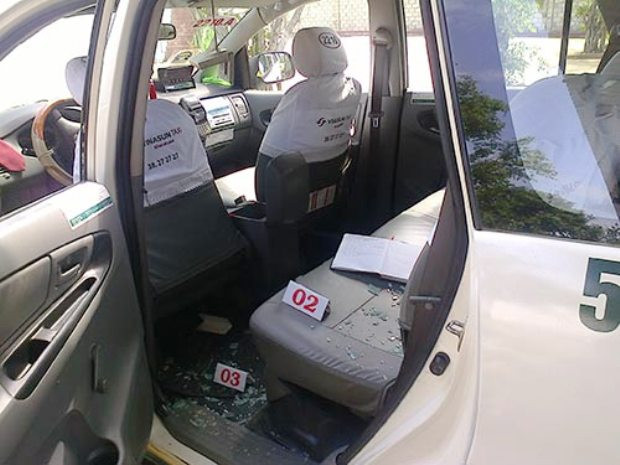 Theo tài xế N., "kiều nữ Hải Dương" đã đập vỡ kính chiếc xe taxi vì lí do anh không chịu "phục vụ" (Ảnh: Tiền Phong) Theo tài xế N., "kiều nữ Hải Dương" đã đập vỡ kính chiếc xe taxi vì lí do anh không chịu "phục vụ" (Ảnh: Tiền Phong)