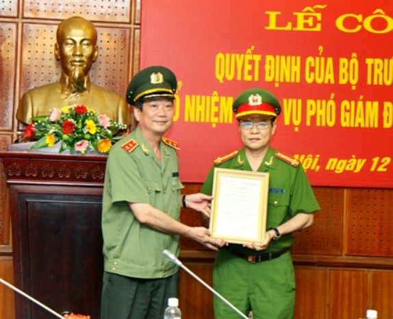Trung tướng Nguyễn Xuân Tư trao quyết định của Bộ trưởng Bộ Công an bổ nhiệm Đại tá Đào Thanh Hải giữ chức vụ Phó Giám đốc CATP Hà Nội ảnh - Phú Khánh Trung tướng Nguyễn Xuân Tư trao quyết định của Bộ trưởng Bộ Công an bổ nhiệm Đại tá Đào Thanh Hải giữ chức vụ Phó Giám đốc CATP Hà Nội ảnh - Phú Khánh