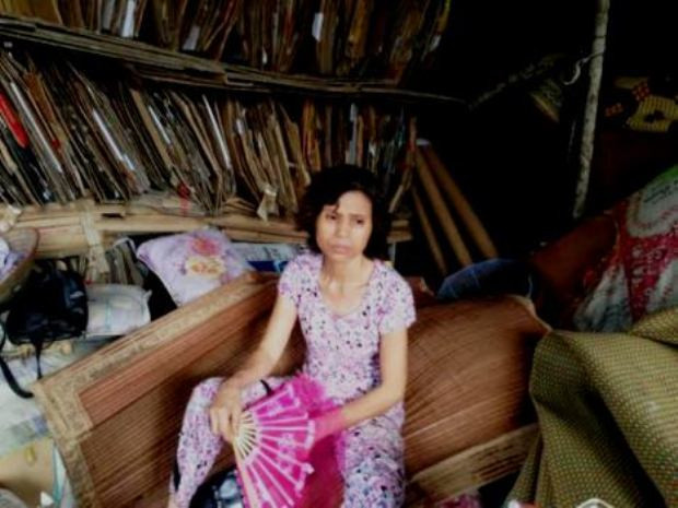 Bà Hân thẫn thờ trong căn nhà đổ nát Bà Hân thẫn thờ trong căn nhà đổ nát