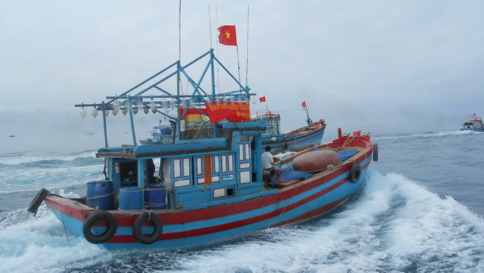 Dù chịu nhiều sức ép từ phía tàu Trung Quốc nhưng những ngư dân Việt Nam vẫn kiên cường bám biển (Ảnh: Tuổi Trẻ) Dù chịu nhiều sức ép từ phía tàu Trung Quốc nhưng những ngư dân Việt Nam vẫn kiên cường bám biển (Ảnh: Tuổi Trẻ)