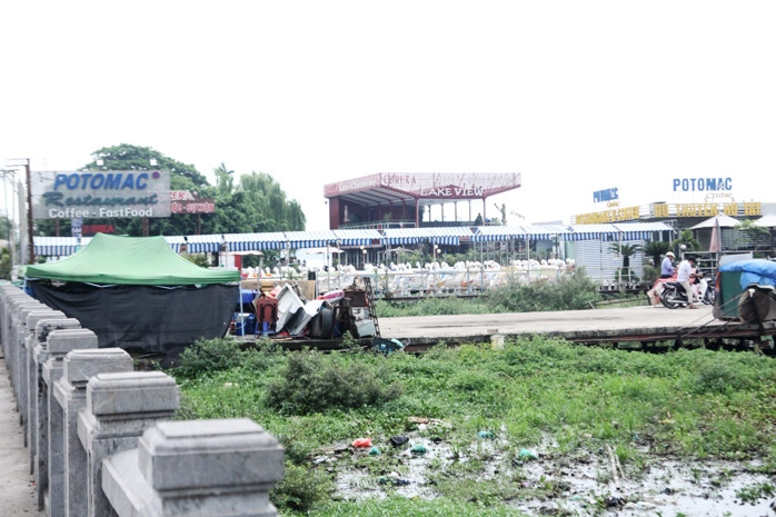Hồ Tây là một điểm đến thú vị của du khách nước ngoài. Đây cũng là một trong những biểu tượng của Hà Nội. Do đó, việc để cho những khu nhà thuyền hoạt động khiến cho cảnh quan ở Hồ Tây mất đi vẻ đẹp tự nhiên. Ngoài ra, tình trạng ô nhiễm nguồn nước do nước thải từ các nhà hàng thải xuống ngày càng trầm trọng. Mong các cơ quan chức năng sớm vào cuộc, giải quyết triệt để những bức xúc trên. Hồ Tây là một điểm đến thú vị của du khách nước ngoài. Đây cũng là một trong những biểu tượng của Hà Nội. Do đó, việc để cho những khu nhà thuyền hoạt động khiến cho cảnh quan ở Hồ Tây mất đi vẻ đẹp tự nhiên. Ngoài ra, tình trạng ô nhiễm nguồn nước do nước thải từ các nhà hàng thải xuống ngày càng trầm trọng. Mong các cơ quan chức năng sớm vào cuộc, giải quyết triệt để những bức xúc trên.
