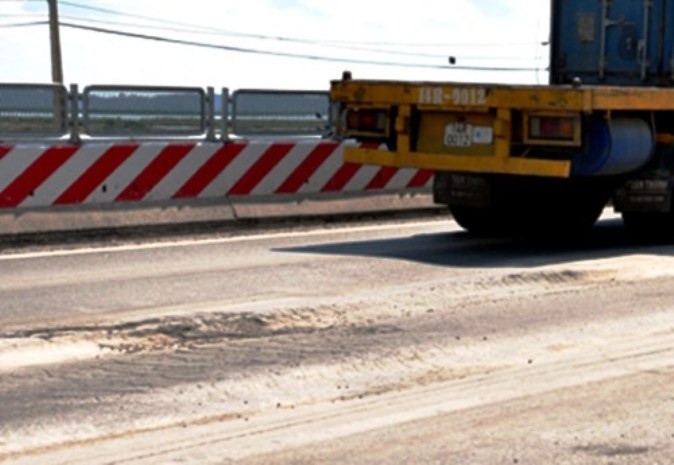 QL18 đoạn Hạ Long – Uông Bí vừa khánh thành đã hư hỏng Ảnh: Thái Cảnh