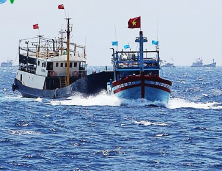 Tàu cá vỏ sắt Trung Quốc (bên trái) tham gia ứng trực ở các hướng quanh khu vực giàn khoan Hải Dương 981, tăng cường đâm va, cản phá các tàu của Việt Nam Tàu cá vỏ sắt Trung Quốc (bên trái) tham gia ứng trực ở các hướng quanh khu vực giàn khoan Hải Dương 981, tăng cường đâm va, cản phá các tàu của Việt Nam