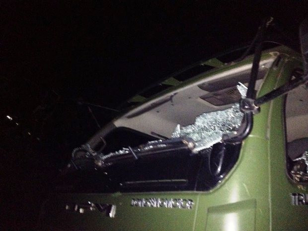 Kính xe ô tô của anh Thương cũng bị nhóm người lạ đập vỡ Kính xe ô tô của anh Thương cũng bị nhóm người lạ đập vỡ