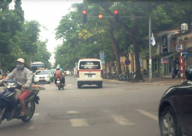 Xe cấp cứu không báo đèn nhưng vẫn vượt đèn đỏ Xe cấp cứu không báo đèn nhưng vẫn vượt đèn đỏ