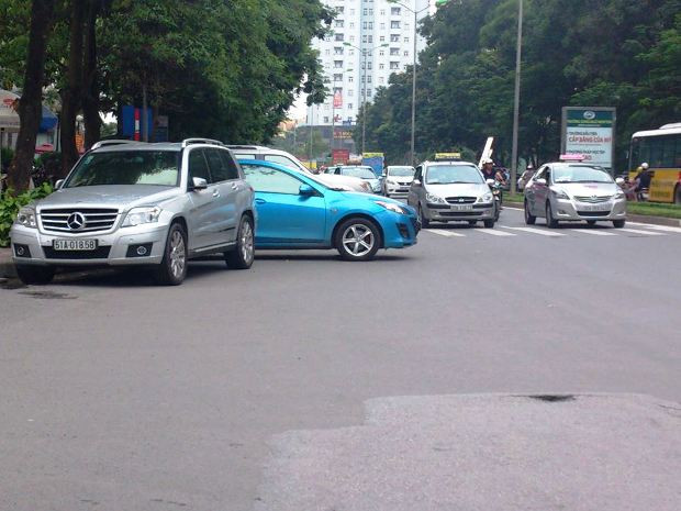 Ô tô đỗ chiếm hết trên 1/3 lòng đường Hoàng Đạo Thúy