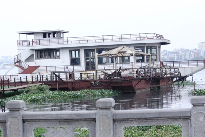 Một con tàu khác cũng đang "nằm đắp chiếu", xung quanh là bèo tây vây kín. Một con tàu khác cũng đang "nằm đắp chiếu", xung quanh là bèo tây vây kín.