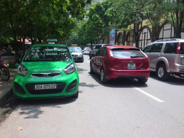Đường Nguyễn Thị Thập vốn nhỏ hẹp, nay lại là nơi đậu của nhiều xe ô tô nên khiến giao thông ở đây vào giờ cao điểm bị cản trở