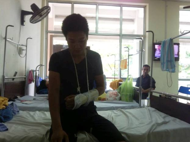 Anh Thương bị "côn đồ" đánh gãy tay chỉ vì đi nhầm vào "khu vực cấm"? Anh Thương bị "côn đồ" đánh gãy tay chỉ vì đi nhầm vào "khu vực cấm"?