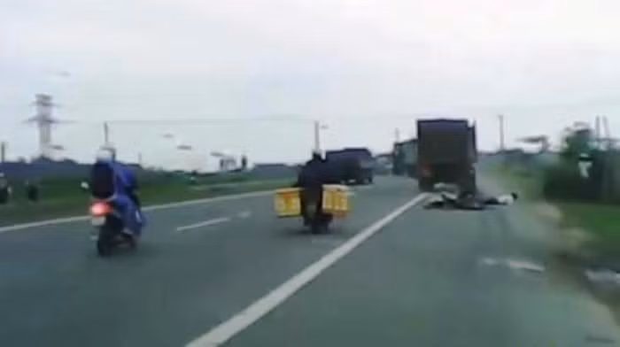 Hai người ngồi trên xe máy bị xe tải cán qua