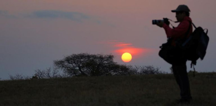 Đỗ Doãn Hoàng bên hoàng hôn ở Bruger, giáp biên giới Mô-Dăm-Bích