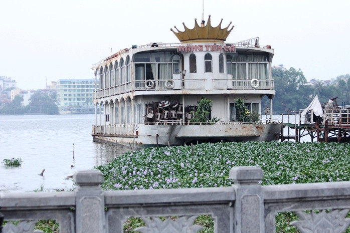 Con tàu mang tên "Nàng tiên cá" này trước đây cũng là một nhà hàng nổi tiếng. Tuy nhiên nó đã bị bỏ hoang từ nhiều năm nay.. Tuy không được sử dụng nhưng việc để "đống sắt vụn" tồn tại ở đây làm cho khu vực này thêm phần nhếch nhác. Con tàu mang tên "Nàng tiên cá" này trước đây cũng là một nhà hàng nổi tiếng. Tuy nhiên nó đã bị bỏ hoang từ nhiều năm nay.. Tuy không được sử dụng nhưng việc để "đống sắt vụn" tồn tại ở đây làm cho khu vực này thêm phần nhếch nhác.
