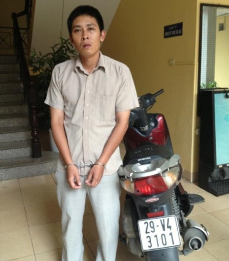 Đối tượng Long cùng chiếc xe đi gây án tại cơ quan công an Đối tượng Long cùng chiếc xe đi gây án tại cơ quan công an