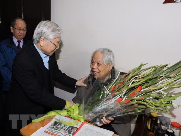 Tổng Bí thư Nguyễn Phú Trọng đến thăm, chúc Tết và chúc thọ nguyên Tổng Bí thư Đỗ Mười. (Ảnh: Trí Dũng/TTXVN)