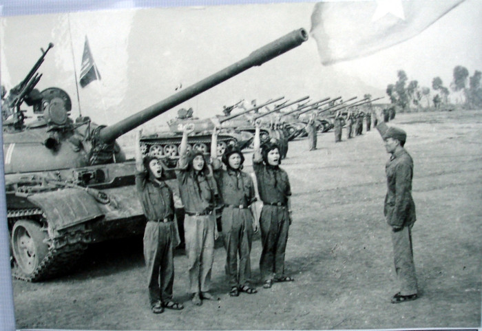 Bộ đội Tăng thiết giáp quyết tâm lên đường vào Nam chiến đấu vì đồng bào Miền Nam ruột thịt. (Ảnh tư liệu/ cpv.org.vn) Bộ đội Tăng thiết giáp quyết tâm lên đường vào Nam chiến đấu vì đồng bào Miền Nam ruột thịt. (Ảnh tư liệu/ cpv.org.vn)