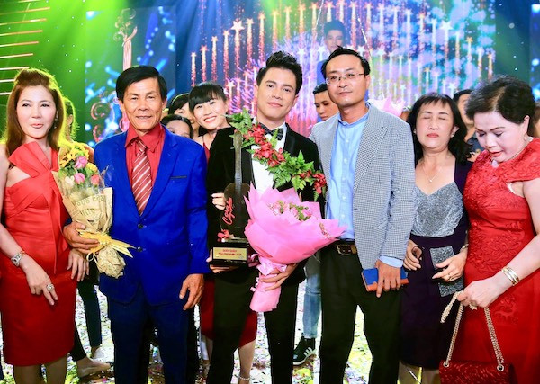 Những cơn mưa đã theo đôi chân Mạnh Nguyên rong ruổi trên các nẻo đường bán kẹo kéo mưu sinh và đã ngấm vào giọng hát của anh. Sở hữu giọng hát mùi mẫn, đầy cảm xúc, Mạnh Nguyên đã xuất sắc giành chức Quán quân Solo cùng Bolero 2017. Những cơn mưa đã theo đôi chân Mạnh Nguyên rong ruổi trên các nẻo đường bán kẹo kéo mưu sinh và đã ngấm vào giọng hát của anh. Sở hữu giọng hát mùi mẫn, đầy cảm xúc, Mạnh Nguyên đã xuất sắc giành chức Quán quân Solo cùng Bolero 2017.