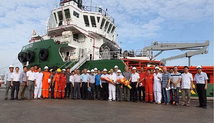 Tập thể lao động hoàn thành xuất sắc nhiệm vụ được lãnh đạo Xí nghiệp Khai thác Dầu khí và Xí nghiệp Vận tải biển và Công tác lặn chúc mừng, tặng hoa ngày trở về.