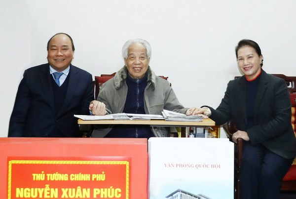 Thủ tướng Nguyễn Xuân Phúc và Chủ tịch Quốc hội Nguyễn Thị Kim Ngân đến thăm, chúc thọ nguyên Tổng Bí thư Đỗ Mười. (Ảnh: Thống Nhất/TTXVN) Thủ tướng Nguyễn Xuân Phúc và Chủ tịch Quốc hội Nguyễn Thị Kim Ngân đến thăm, chúc thọ nguyên Tổng Bí thư Đỗ Mười. (Ảnh: Thống Nhất/TTXVN)