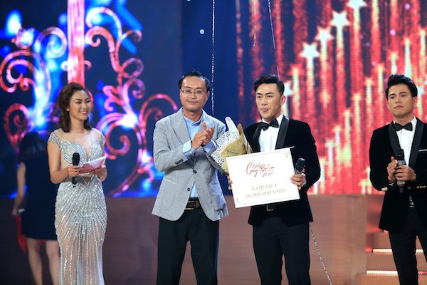 Ông Lê Nguyễn Đức Khôi, Trưởng phòng Quan hệ công chúng, Tập đoàn Tân Hiệp Phát trao giải Á quân 1 cho chàng tài xế đến từ Hà Tĩnh Thiên Bảo, người sở hữu kỹ thuật ca hát vững vàng lẫn bản lĩnh sân khấu. Ông Lê Nguyễn Đức Khôi, Trưởng phòng Quan hệ công chúng, Tập đoàn Tân Hiệp Phát trao giải Á quân 1 cho chàng tài xế đến từ Hà Tĩnh Thiên Bảo, người sở hữu kỹ thuật ca hát vững vàng lẫn bản lĩnh sân khấu.