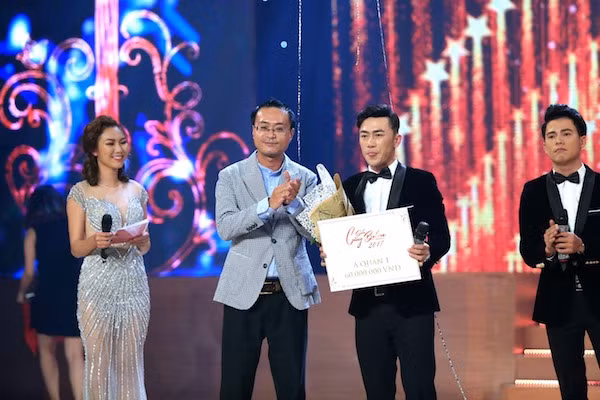 Ông Lê Nguyễn Đức Khôi, Trưởng phòng Quan hệ công chúng, Tập đoàn Tân Hiệp Phát trao giải Á quân 1 cho chàng tài xế đến từ Hà Tĩnh Thiên Bảo, người sở hữu kỹ thuật ca hát vững vàng lẫn bản lĩnh sân khấu.