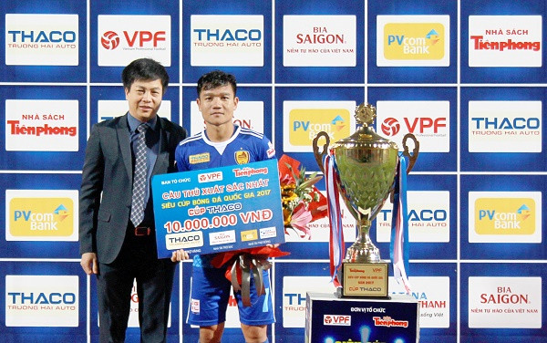 Sau chiến thắng chung cuộc 1-0 thuộc về Đội Quảng Nam, ông Đoàn Đức Minh- Phó Tổng Giám đốc PVcomBank đã trao giải “Cầu thủ xuất sắc nhất” cho cầu thủ Đinh Thanh Trung - đội trưởng Đội Quảng Nam. Sau chiến thắng chung cuộc 1-0 thuộc về Đội Quảng Nam, ông Đoàn Đức Minh- Phó Tổng Giám đốc PVcomBank đã trao giải “Cầu thủ xuất sắc nhất” cho cầu thủ Đinh Thanh Trung - đội trưởng Đội Quảng Nam.