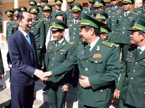 Chủ tịch nước trò chuyện cùng cán bộ, chiến sĩ Đồn Biên phòng 721.