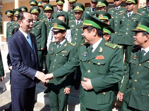 Chủ tịch nước trò chuyện cùng cán bộ, chiến sĩ Đồn Biên phòng 721. Chủ tịch nước trò chuyện cùng cán bộ, chiến sĩ Đồn Biên phòng 721.