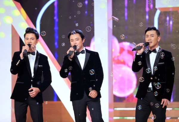 Ngay khi cất lên câu hát đầu tiên mở đầu phần thử thách liên hoàn đấu, Nguyên Trung đã nhận được những tràng pháo tay nồng nhiệt từ khán giả. Ngay khi cất lên câu hát đầu tiên mở đầu phần thử thách liên hoàn đấu, Nguyên Trung đã nhận được những tràng pháo tay nồng nhiệt từ khán giả.