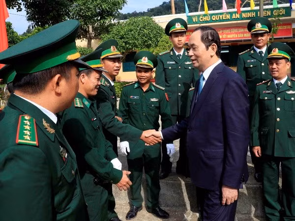 Chủ tịch nước Trần Đại Quang với cán bộ, chiến sỹ đồng Biên phòng Rờ Kơi. (Ảnh: Nhan Sáng/TTXVN)