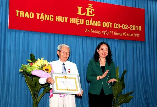 Đồng chí Võ Thị Ánh Xuân, Bí thư Tỉnh ủy trao Huy hiệu 60 năm tuổi Đảng cho đồng chí Nguyễn Minh Đào. Đồng chí Võ Thị Ánh Xuân, Bí thư Tỉnh ủy trao Huy hiệu 60 năm tuổi Đảng cho đồng chí Nguyễn Minh Đào.