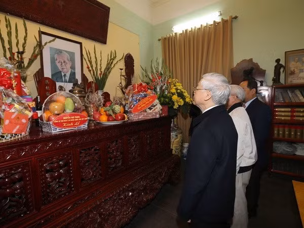 Tổng Bí thư Nguyễn Phú Trọng đến thắp hương tưởng niệm Tổng Bí thư Lê Duẩn. (Ảnh: Trí Dũng/TTXVN)