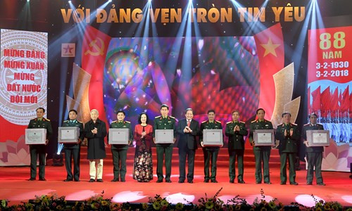 Các đại biểu, khách quý cùng Ban tổ chức trao quà tặng các đơn vị làm nhiệm vụ trực sẵn sàng chiến đấu trong dịp Tết Mậu Tuất. Ảnh: MINH TRƯỜNG/qdnd.vn Các đại biểu, khách quý cùng Ban tổ chức trao quà tặng các đơn vị làm nhiệm vụ trực sẵn sàng chiến đấu trong dịp Tết Mậu Tuất. Ảnh: MINH TRƯỜNG/qdnd.vn