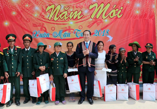 Chủ tịch nước Trần Đại Quang tặng quà động viên các gia đình chính sách xã Rờ Kơi. (Ảnh: Nhan Sáng/TTXVN) Chủ tịch nước Trần Đại Quang tặng quà động viên các gia đình chính sách xã Rờ Kơi. (Ảnh: Nhan Sáng/TTXVN)