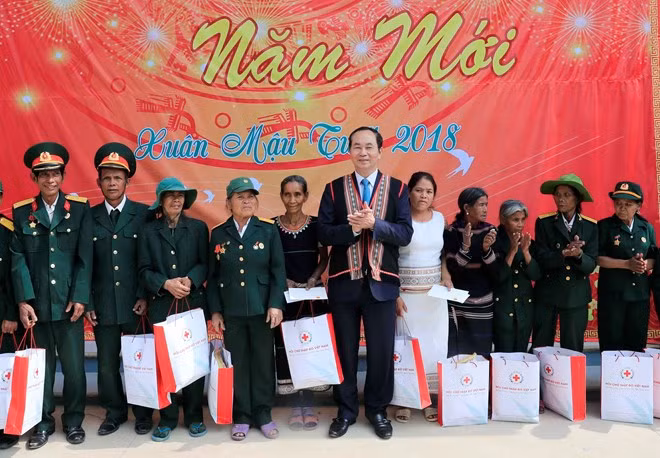 Chủ tịch nước Trần Đại Quang tặng quà động viên các gia đình chính sách xã Rờ Kơi. (Ảnh: Nhan Sáng/TTXVN)