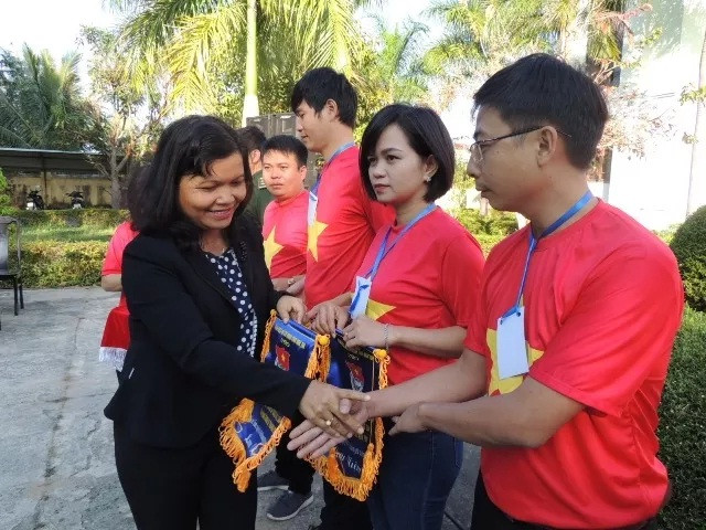 Trao cờ lưu niệm cho các đơn vị tham gia hành trình về nguồn. Trao cờ lưu niệm cho các đơn vị tham gia hành trình về nguồn.