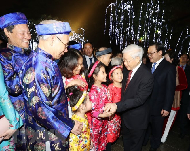 Tổng Bí thư Nguyễn Phú Trọng với nhân dân tại Tượng đài Lý Thái Tổ. (Ảnh: Trí Dũng/TTXVN) Tổng Bí thư Nguyễn Phú Trọng với nhân dân tại Tượng đài Lý Thái Tổ. (Ảnh: Trí Dũng/TTXVN)