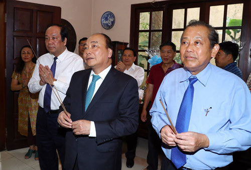 Thủ tướng Nguyễn Xuân Phúc và Phó Thủ tướng Trương Hòa Bình dâng hương tưởng nhớ đồng chí Phạm Hùng. Ảnh: VGP
