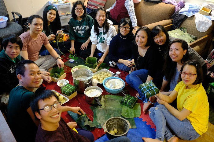 Cùng nhau gói bánh chưng Cùng nhau gói bánh chưng