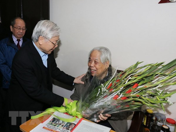 Tổng Bí thư Nguyễn Phú Trọng đến thăm, chúc Tết và chúc thọ nguyên Tổng Bí thư Đỗ Mười. (Ảnh: Trí Dũng/TTXVN) Tổng Bí thư Nguyễn Phú Trọng đến thăm, chúc Tết và chúc thọ nguyên Tổng Bí thư Đỗ Mười. (Ảnh: Trí Dũng/TTXVN)