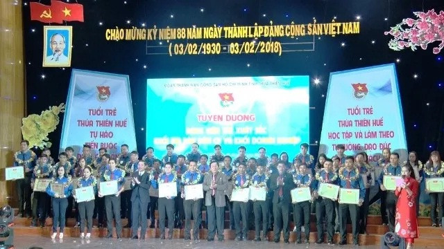 45 đảng viên trẻ xuất sắc thuộc địa bàn dân cư và doanh nghiệp được tuyên dương lần này. 45 đảng viên trẻ xuất sắc thuộc địa bàn dân cư và doanh nghiệp được tuyên dương lần này.