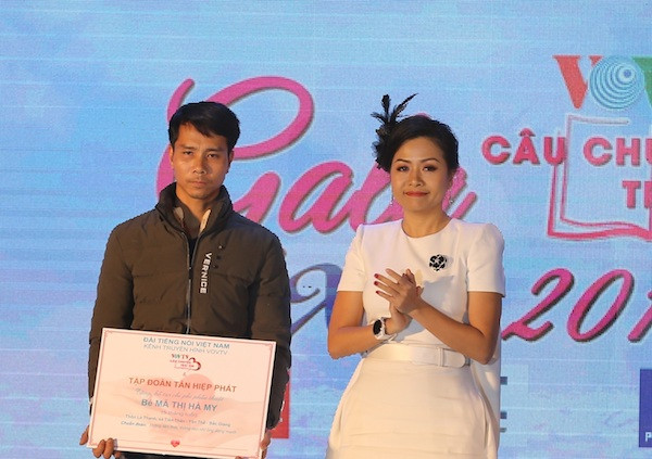 Bà Trần Uyên Phương, Phó Tổng giám đốc Tập đoàn Tân Hiệp Phát trao tượng trưng chi phí hỗ trợ phẫu thuật tim cho gia đình bé Mã Thị Hà My. Bà Trần Uyên Phương, Phó Tổng giám đốc Tập đoàn Tân Hiệp Phát trao tượng trưng chi phí hỗ trợ phẫu thuật tim cho gia đình bé Mã Thị Hà My.