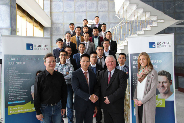 Phó Giáo sư, Tiến sĩ Nguyễn Tiến Đông - Giám đốc Trung tâm Đào tạo Kỹ thuật viên Vinfast (hàng đầu, thứ hai từ trái sang) cùng các cán bộ trong buổi làm việc với Trường Quốc tế Eckert School International, một trong các trường thuộc Top đầu về giảng dạy “Đào tạo nghề song hành” tại Đức. Phó Giáo sư, Tiến sĩ Nguyễn Tiến Đông - Giám đốc Trung tâm Đào tạo Kỹ thuật viên Vinfast (hàng đầu, thứ hai từ trái sang) cùng các cán bộ trong buổi làm việc với Trường Quốc tế Eckert School International, một trong các trường thuộc Top đầu về giảng dạy “Đào tạo nghề song hành” tại Đức.