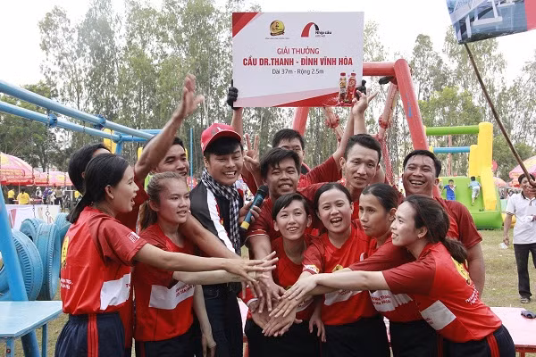 Người dân vui mừng với món quà Tết giá trị mà Tân Hiệp Phát trao tặng