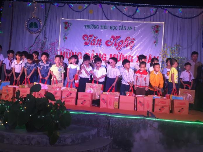 Tấm lòng của các nhà hảo tâm mang đến cho các em một cái Tết đầy đủ hơn, ảnh do tác giả cung cấp. Tấm lòng của các nhà hảo tâm mang đến cho các em một cái Tết đầy đủ hơn, ảnh do tác giả cung cấp.